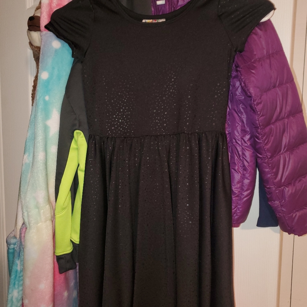 Black dot dot smile capsleeve